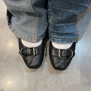 Svarta ballerinaskor med spänne - I använt men bra skick! Säljer pga för stora för mig🥹