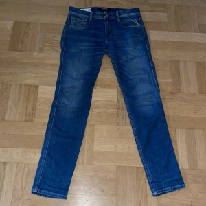 Replay Anbass - Snygga mörkblå Replay Anbass! Den populäraste modellen! De sitter slim och är storlek 30. Pris är diskuterbart vid snabb affär. Inga skambud! De sitter riktigt bra och man kan ha de till skolan men även om man vill klä upp sig mer. Nypris är 1800 så en riktig steal!!!