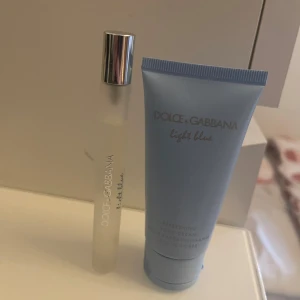 Dolce & Gabbana Light Blue parfym10Ml och kroppskräm50Ml - Säljer en elegant Dolce & Gabbana Light Blue parfym i en smidig glasflaska med silverlock, perfekt för att ta med sig. Inkluderar även en matchande kroppskräm i en ljusblå tub på 50 ml för en fräsch doft hela dagen.
