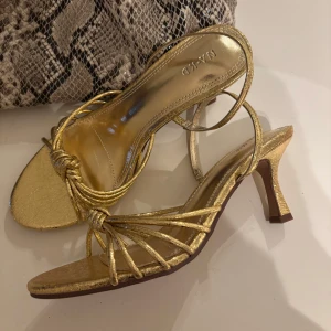 guld klackar NAKD - helt nya! aldrig använda 💓 599 kr nypris pris går att diskutera ❤️‍🔥