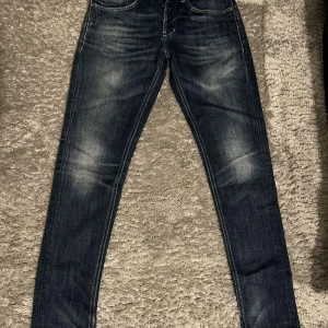  Dondup George  - Snygga mörkblå jeansbyxor från Dondup med snygga slitningar. Pris kan diskuteras vid snabb affär. Ny pris cirka 5000