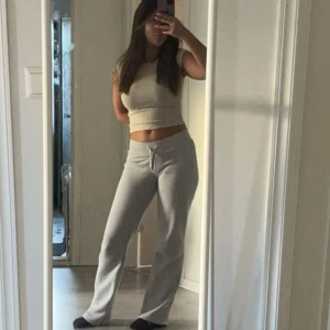 Grå mjukisbyxor - Säljer ett par bekväma grå mjukisbyxor med hög midja och rak passform. Perfekta för en avslappnad stil. Byxorna är i storlek 170 men de har krympt lite i tvätten, skulle rekommendera för folk som är under 160 