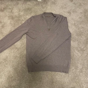 Stickad stenströms tröja - Säljer nu en riktigt go stickad tröja från stenströms i ett grymt skick! Den är nästintill aldrig använd utan några som helst deffekter eller noppror. Den är i 100% merinoull!