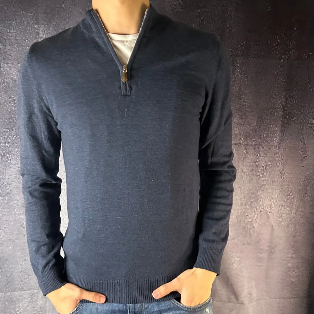 Stenströms halfzip. Storleken är L men sitter som M. Modellen på bilden är 186 cm 73kg. | följare får 100kr rabatt🙌. Neuletakit & Villapaidat.