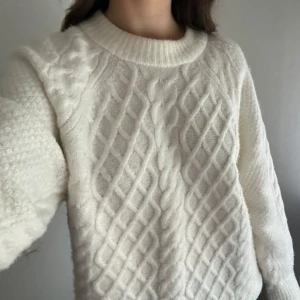 Vit stickad tröja - Mysig vit stickad tröja med kabelstickat mönster.