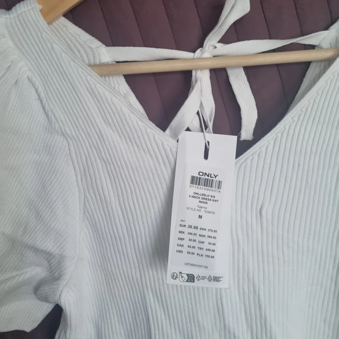 Vit ribbad klänning från Only - 1