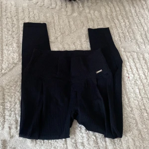 Svarta ribbade leggings från aimin  - Säljer ett par svarta ribbade leggings från aimn i storlek S. Sparsamt använda