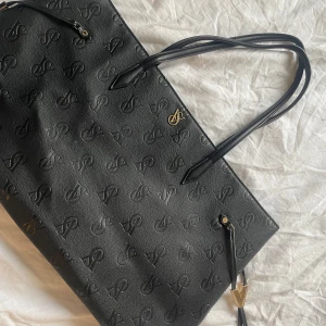 Victoria secret väska - Helt oanvänd, köpte i USA! Rymmer mycket och är en jätte fin väska med fina guld detaljer🩷