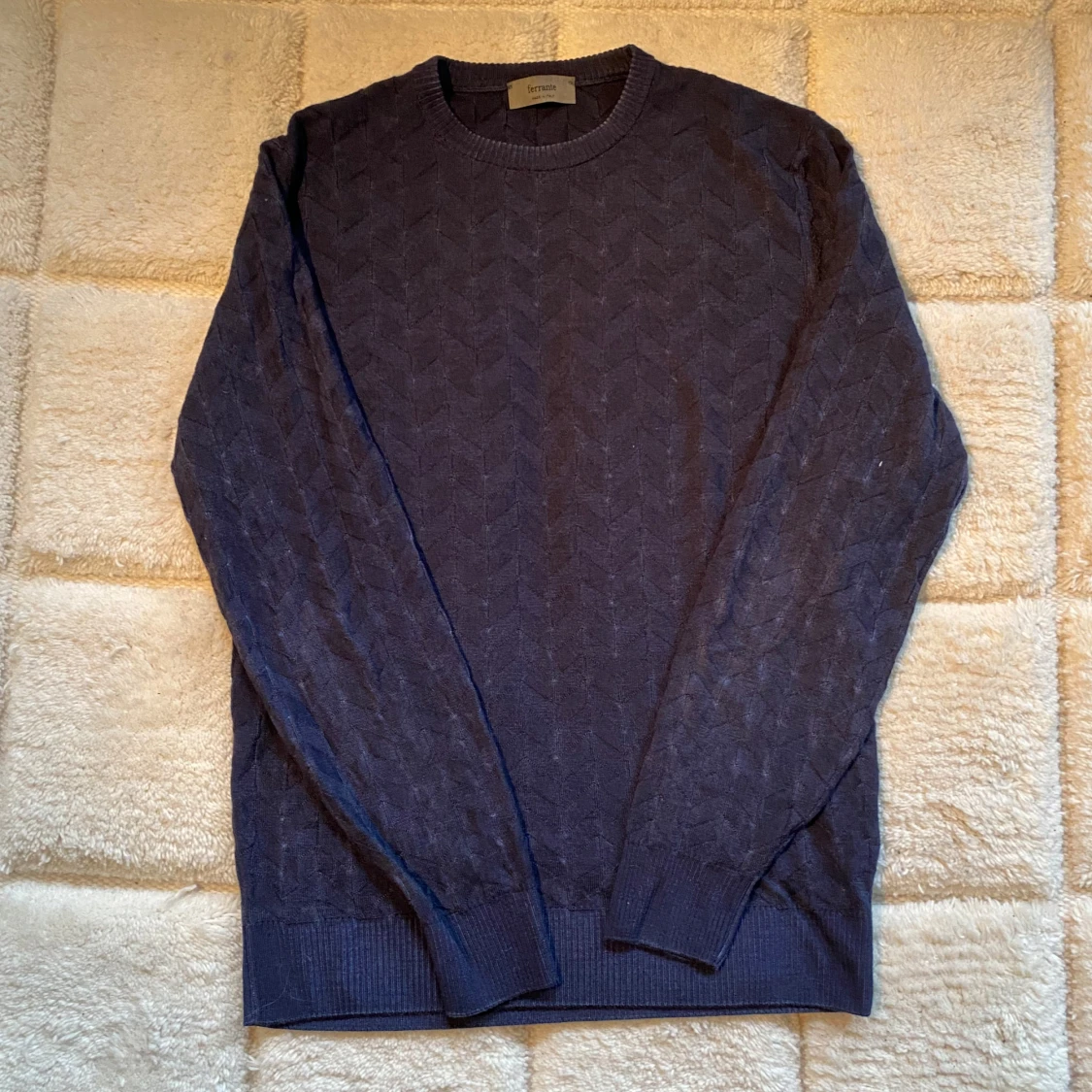 Mörkblå ulltröja från Ferrante