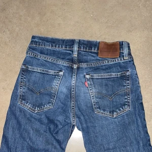Blå jeans från Levi's - Levis 511 jeans för otroligt bra pris i storlek W30 L30, jeansen är i använt skick men har inga defekter.