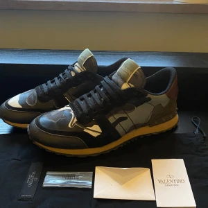 Valentino rockrunner - Tja! Säljer ett par riktigt feta valentino rockrunner i storlek 42! Skorna är i väldigt fint skick. Nypris: 8000 mitt pris: 1999. Allt i bilderna följer med dustbag, kuverrt och plast. Vid frågor eller funderingar så är det bara att skriva🙌