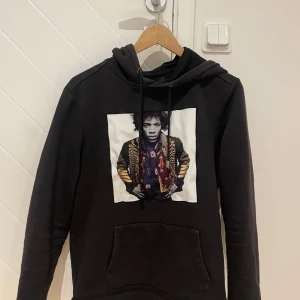 Svart hoodie från Limitato - Säljer en svart hoodie från Limitato med en stor bild på framsidan. behöver bli av med den så snabbt som möjligt.