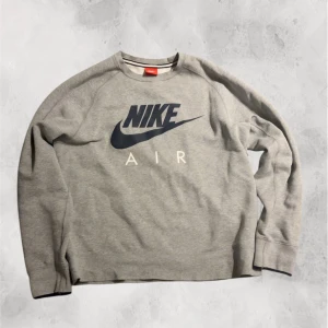 Nike air sweatshirt  - Säljer en klassisk grå sweatshirt från Nike (90s) med det ikoniska Nike Air-logotypen i svart på framsidan. Tröjan har långa ärmar och en rund halsringning. Perfekt för en avslappnad stil. Använd max 3 gånger. Inga defekter. Kom privat för mer frågor!💫