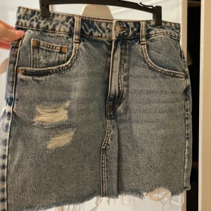 Jeanskjol - Jeanskjol minikjol. Storlek L men faller definitivt som en mindre storlek, liten M/ Stor S. 