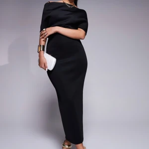 Svart offshoulder långklänning - Elegant svart långklänning med offshoulder-design och en stilren slits baktill. Helt ny med prislapp! Har två st en 36 och en 38 som jag försöker bli ac med!