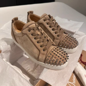  Christian Louboutin  - Populära Louboutin skor i en populär samt unik färg, Skick 10/10, Storlek 41 men passar som 41.5 möjligtvis 42, Skriv för mer frågor eller funderingar.