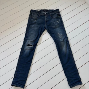 Replay anbass  - Riktigt snygga replay jeans i storlek 31 men passar även större då dom är hyper strech. Dom har ett litet hål mellan benen men det är jätte litet och går att sy lätt man ser det på bild 1( man ser inte igenom)