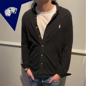 RALPH LAUREN  - Fet meshskjorta från Ralph Lauren | Skick: 8.5/10 | Strl: M (Sitter som S) | Modellen är 180cm lång | Hör av dig om du undrar någonting!