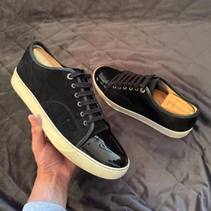 Lanvins  - Säljer nu dessa riktigt snygga lanvinsen i färgen svart. De är i mycket bra skick och få tecken på användning. De är i Uk 9 vilket motsvarar 43-44. Endast skorna medföljer vid köp och de är givetvis äkta! Vid ytterligare frågar eller funderingar är det bara att höra av sig! 🙏🏽