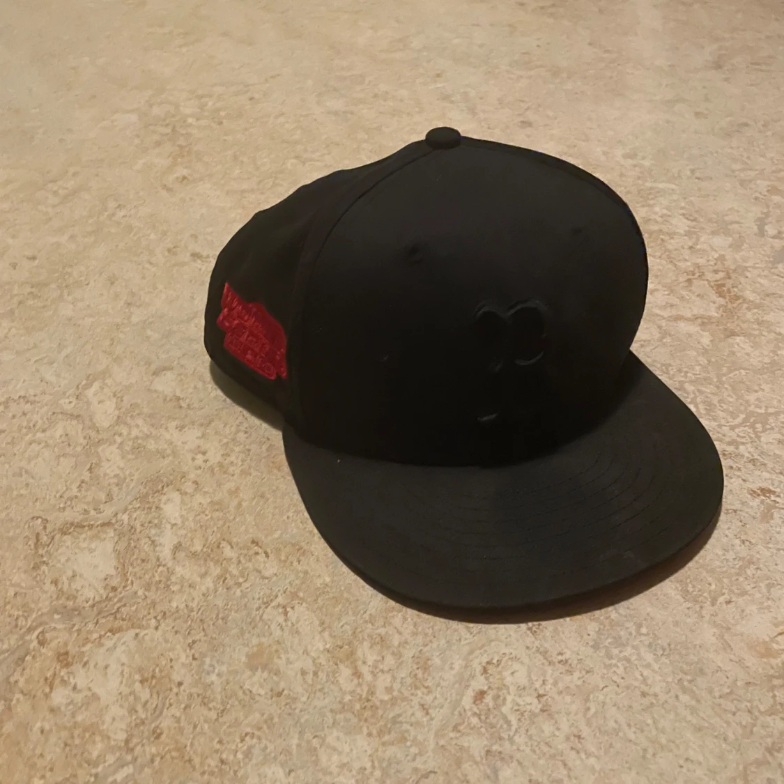 Svart/Röd keps från New Era