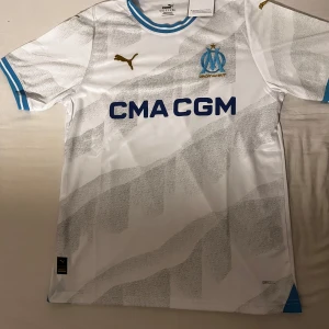 Vit Petra Genesis Marseille tröja - Vit Marseille tröja i storlek M pris kan diskuteras.