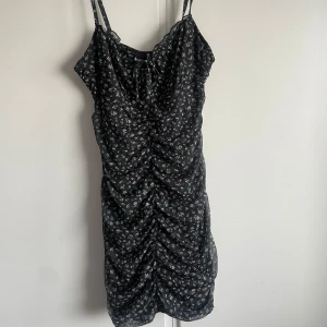 Svart blommig klänning från HM - Svart klänning från HM med blommor