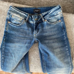 Blå jeans från Vero Moda - Snygga blå jeans från Vero Moda med en klassisk femficksdesign och knappgylf. De är vida längst ner och inga täcken på användning💕 säljer då dom är för korta för mig med väldigt långa ben. Kan gå ner i pris