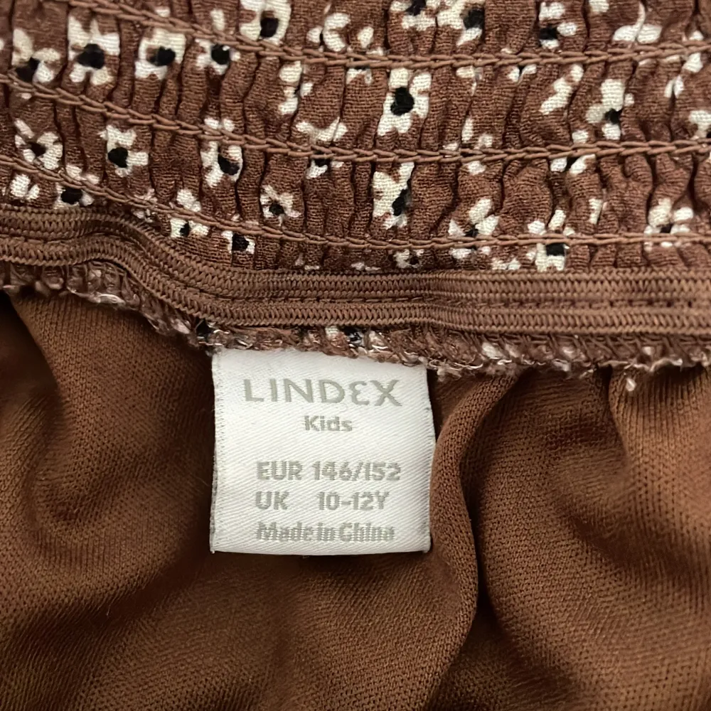 En blommig volangkjol från Lindex barnavdelning. Storleken är 146/152 så man kan tolka det som xxs/xs💓. Hameet.