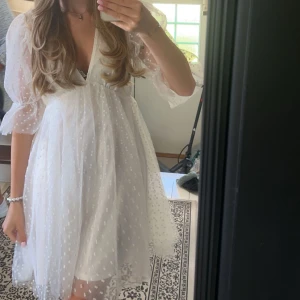 Student klänning - Perfekt nu när skolavslutning och student närmar sig! Endast använd en gång! (På min skolavslutning) och är därför i väldigt fint skick!! Jättefin klänning 😍😍