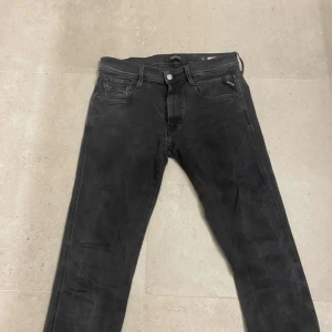 Replay Anbass - Nästan aldrig använda Svarta jeans från Replay. Modell är Anbass                                                    Storlek är 32 W
