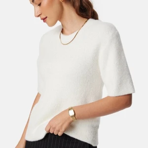 Vit fluffig tröja  - Säljer min Fluffy Knitted Short Sleeve Sweater från Bubbleroom i stolek xs. Helt slutsåld på hemsidan💕