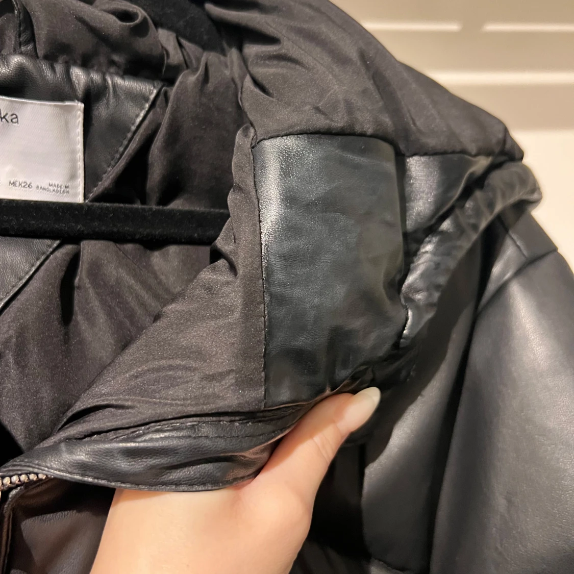 Svart pufferjacka med huva - 4