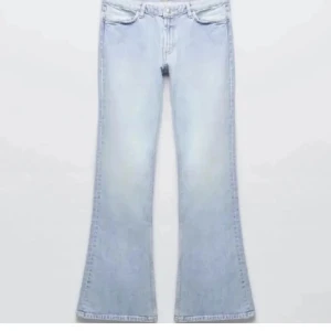 Zara low waist bootcut  - Super snygga lågmidjade jeans från Zara i storlek 38! Har två par likadana i storlek 28! Super fint skick! Slutsålda i butik och på hemsidan 💓