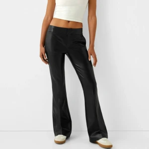 Svarta skinnbyxor - Snygga svarta byxor med skinnimitation. Storlek M från Bershka, endast använda en gång!!