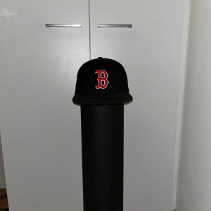 Boston Red Sox Fitted Cap - Fitted Hat in good quality. Has been used for a couple of months and has got no problems. Good for hot summer days. Size 7