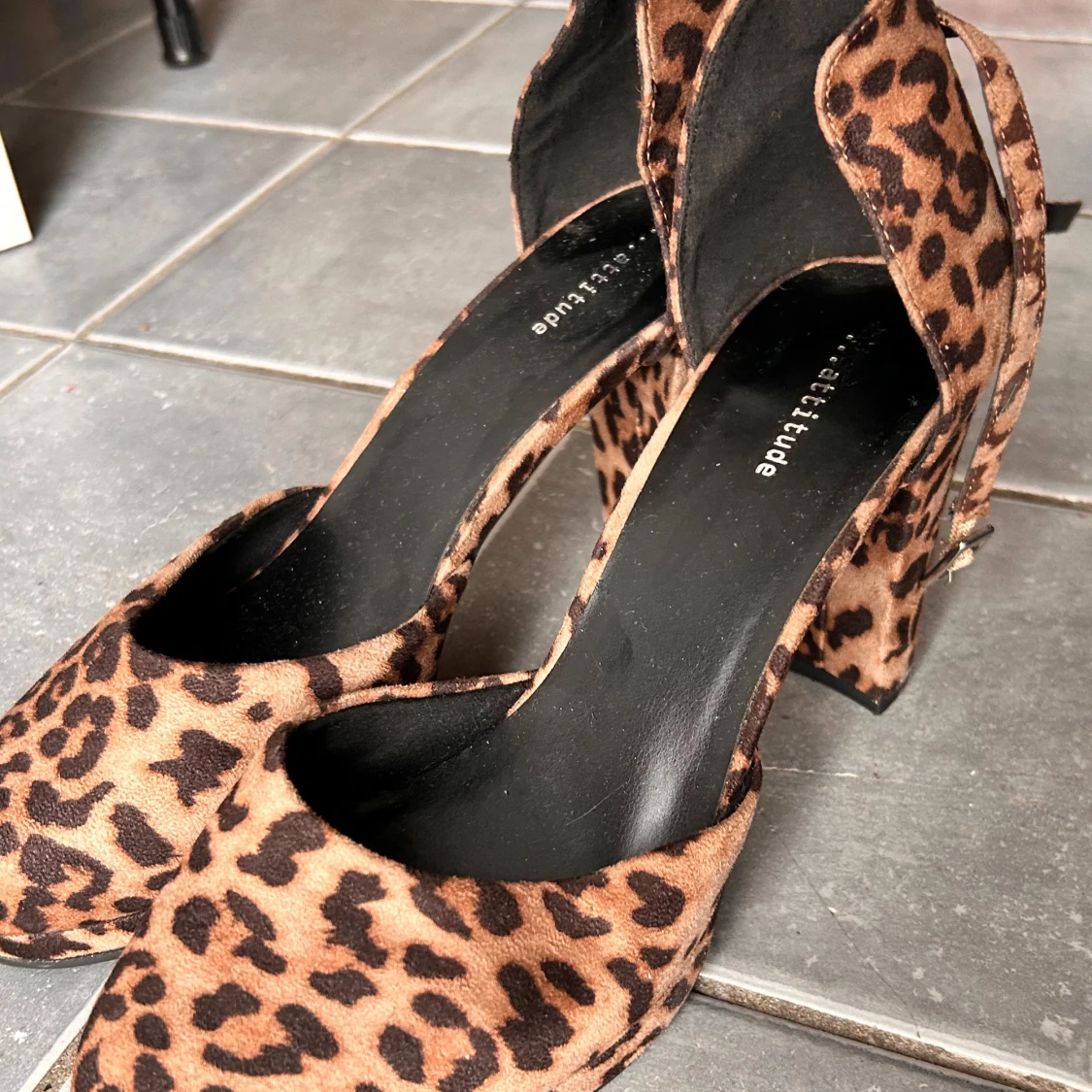 Snygga klackskor i leopardmönster!