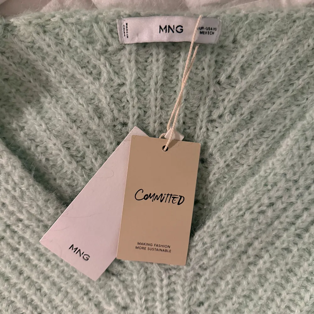 Säljer en superfin mintgrön stickad tröja från MNG. Den har en v-ringad design och är perfekt för kyligare dagar. Tröjan är gjord av återvunnen polyester och är en del av MNG:s hållbara kollektion. Passar perfekt för en mysig och stilren look. 💚nypris 499. Neuletakit & Villapaidat.