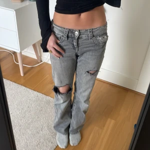 Lågmidjade grå jeans med hål i💕 - Trendiga snygga ljusgråa jeans! Lågmidjade och passar s-m, knappast använda💗🤩