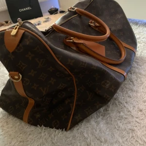 Louis Vuitton LV weekend bag STOR  - Mycket fint skick! Inga skavanker !  otroligt fin mocka inuti och riktigt stilig stor bag! Säljes för 2500kr Fler bilder finns 🥰 👜
