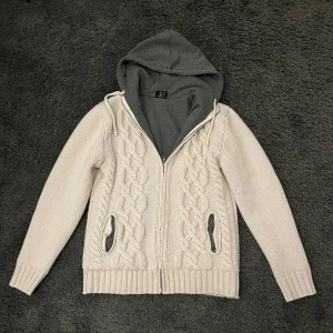 Stickad cardigan  - Riktigt fet stickad cardigan med extremt bra passform storlek M 