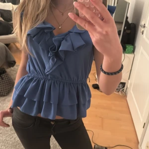 Volang blus  - Super fin blus med volanger. Den använd några gånger men inga täcken på användning 💗storlek 38  och passar både S och M💗den har små ögglor längst midjan om man skulle vilja sätta ett band runt och den är resår vilket gör den stretch bar runt midjan också💗