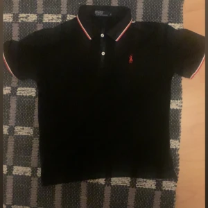 RALPH LAUREN POLO SVART - Svart ralph lauren tröja, använd fåtal gånger