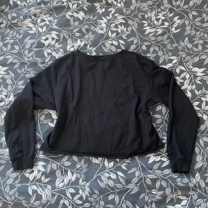 Svart croppad tröja från Anna Field - Säljer en stilren svart croppad tröja från Anna Field. Tröjan har långa ärmar och en enkel design! Legat i garderoben men i princip oanvänd 🌸ingen tagg på storlek men gissar på M-L