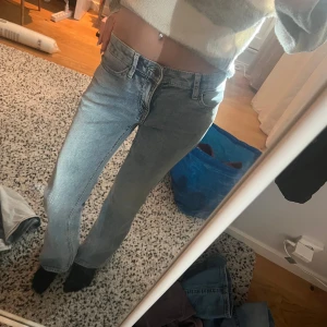 Blå bootcut low jeans - Snygga blå bootcut jeans med en klassisk femficksdesign. De har en lågmidjad passform. Storlek 146 men går till början av fotleden p mig som e 154❤️
