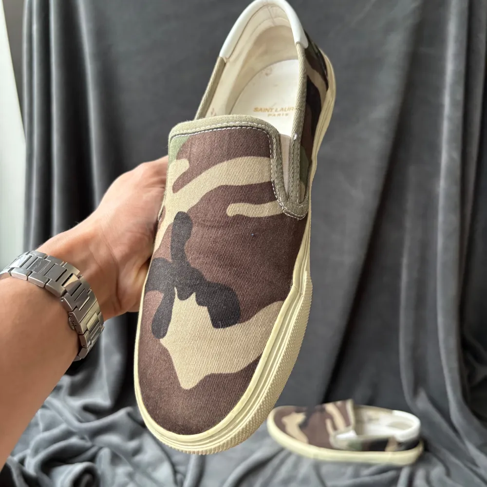 Saint Laurent slip ons | orginalstorlek 42, passar mig som har 43 perfekt, fråga om innermått vid osäkerhet | ingår: endast skorna | fraktar spårbart eller möts upp i Täby📍. Kengät.