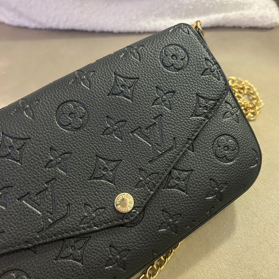 Svart axelväska med kedja - 1