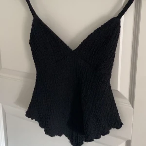 Svart ribbad linnetopp - Ett svart ribbat linnetopp från Gina Tricot i storlek XXS😻Säljer då jag inte längre har plats för det, jag har använt de 2-3 gånger💓den är i jättebra skick💖