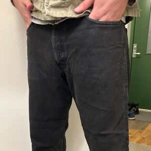 Svarta jeans från Jack & Jones - Snygga svarta jeans från Jack & Jones (Loose/Chris) dvs att dom är lite mer loose än straight fit. Storlek 33/34 o skulle säga att skicket är 9/10. Har använts men knappast några tecken på det.