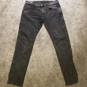 Grå Replay Anbass - Snygga grå jeans från Replay. Perfekta för en stilren look. Jeansen är slim och är tillverkade i slitstarkt och stretchigt material. Väldigt gott skick! Priset är ej hugget i sten.