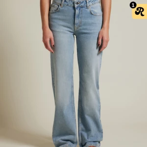 Jeans - Mid wide jeans från bikbok. Nypris 699kr 🥰